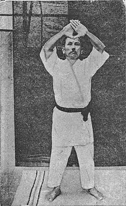 Gichin Funakoshi, fondateur du style Shōtōkan, exécutant le premier mouvement du kata Kanku Dai.