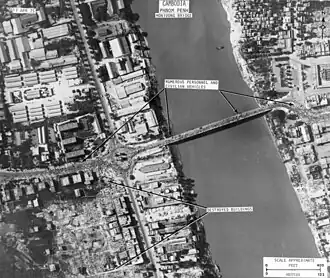Description de l'image Aerial reconnaissance view of the Monivong Bridge, Phnom Penh 17 April 1975.jpg.