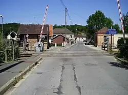 Vue du passage à niveau de Sainte-Colombe, près duquel se situe la halte.