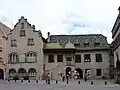 Façade ouest avec la maison natale de Jean Rapp.