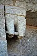 Deux bêtes tenant un bâton