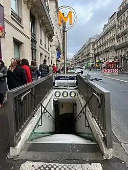 Accès no&nbsp;11 « Rue Saint-Lazare ».