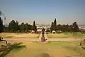 La statue à son ancien emplacement face aux jardins