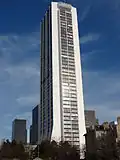 La tour vue de côté.
