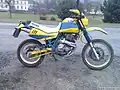 Monocylindre incliné vers l'avant sur Suzuki DR 600 (fin des années 1980).