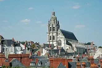 Photo de la cathédrale surplombant la ville.