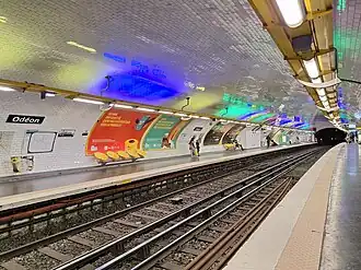 Vue des quais de la ligne 10, décorés en style « Ouï-dire » avec leur éclairage multicolore.