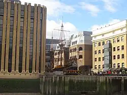 Le navire sur les quais de Londres.