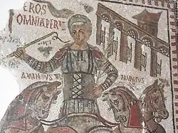 Mosaïque représentant un conducteur de chars avec trois chevaux et figurant les stalles de départ à l'arrière-plan.