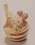 Vase-portrait Moche, un homme et une femme pratiquant le sexe anal.