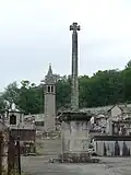 Croix et lanterne du cimetière.