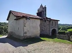 Vue nord-est. On aperçoit les traces d'un ancien bâtiment.