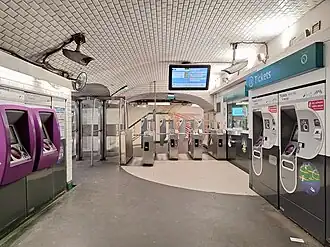 Vue d'ensemble du hall d'accueil de la station.