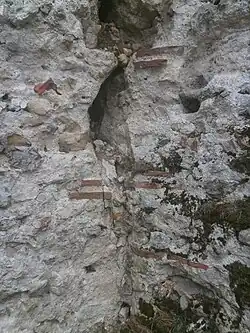 Photographie en couleurs de deux murs se raccordant.