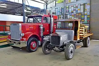 Un Freightliner Classic (à gauche) Un Albion A12 (à droite)