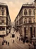 L'entrée de la rue, fin du XIXe siècle. La colonnade que l'on voit à droite appartient à la structure du Théâtre Carlo Felice
