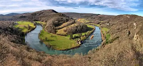 Le grand méandre de la Loue depuis le belvédère du méandre.