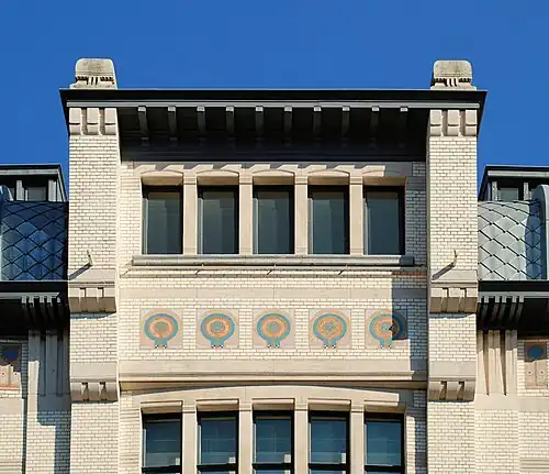 La lucarne passante et sa frise de mosaïque.