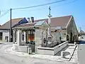 Le lavoir semi-circulaire à l'arrière de la fontaine.