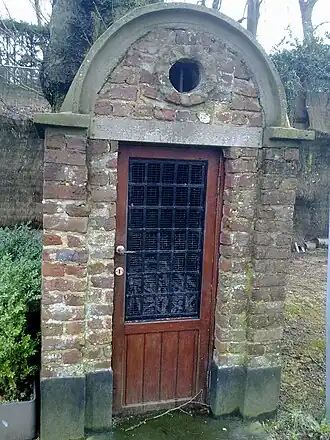 Ossuaire édifié en 1912 dans le jardin.