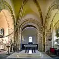 La croisée de transept et le chœur. Remarquer l'assise de la croisée d'ogives sur les chapiteaux romans.