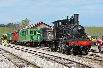 La 130 NSB no 376 du K&ESR et la rame Sprague de l’ADEMAS à Saint-Valery-Canal en 2016.