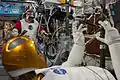 Thomas Marshburn pilotant Robonaut en réalité virtuelle lors de l'Expédition 35.