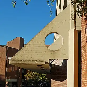 Détail de l'auvent en « béton brut ».