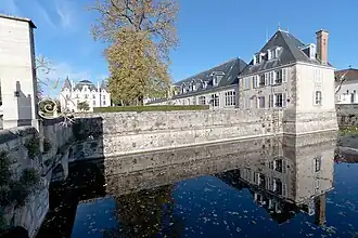 Château de Chilly-Mazarin, vue des douves et du pavillon, depuis l'entrée.