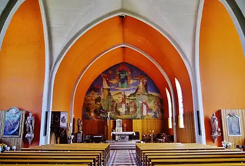 L'intérieur de l'église, en direction du chœur.