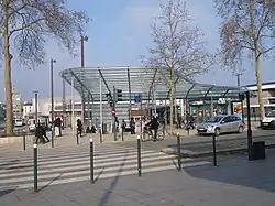 Entrée sud avec l'auvent de l'esplanade.