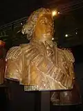 Buste anonyme en bois provenant d'un vaisseau du XIXe&nbsp;siècle, représentant Suffren dans son uniforme, tel qu'il l'a très rarement porté.