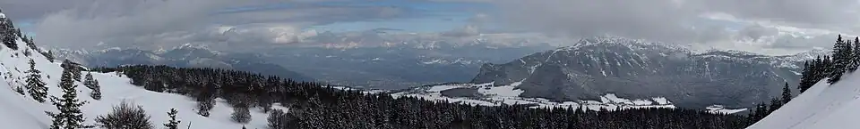 Vue panoramique du territoire communal de Saint-Nizier-du-Moucherotte et de ses environs en hiver