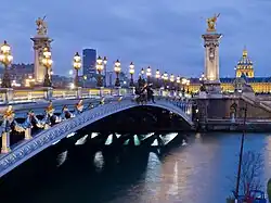 Pont Alexandre III (reliant les 7e et 8e arrondissements).