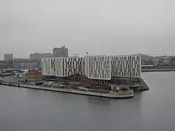 Bâtiment en forme d'étoile situé à l'extrémité d'un môle portuaire.