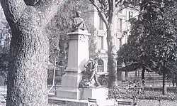 Vue d'un groupe statuaire au milieu des arbres
