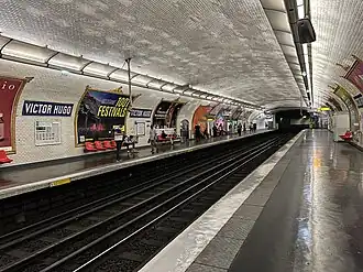 Les quais de la station, vus vers Porte Dauphine. Au fond, on peut apercevoir les quais de la station d'origine.