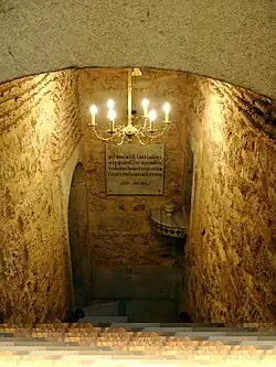 Escalier donnant accès à la source dans la crypte.