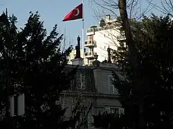 Le drapeau turc flottant au-dessus de l'ambassade.