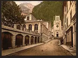 Photographie de la fin du XIXe siècle présentant les thermes des Eaux-Bonnes.