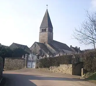 L'église Saint-Bénigne et le cimetière.