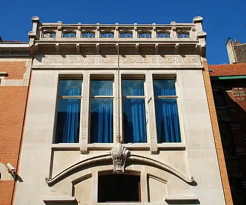 La partie supérieure de la façade.