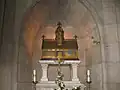 Reliquaire de la bienheureuse Yolande de Pologne et la rose d'or (sur le côté droit), église des pères Franciscains à Gniezno (Pologne)