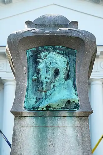 Le médaillon en bronze à l'effigie de Frédéric de Merode.