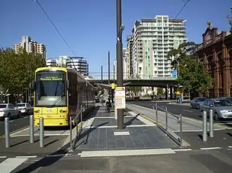 The City West arrêt de tramway - de gauche à droite : InterContinental Hotel, Riverside Building, Morphett Street bridge, hébergement à plusieurs étages, l'ancienne usine de farine du Lion