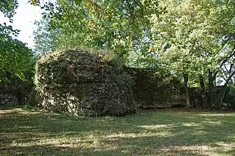 Photographie en couleurs d'un massif de maçonnerie.