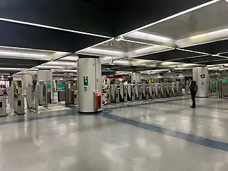 Salle d'échanges près des quais de la ligne 9.