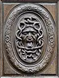 Gorgone ou méduse de la porte principale.