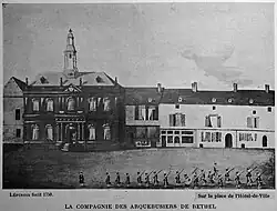 Parade de la compagnie d'arquebusiers au XVIIIe siècle devant le bâtiment.