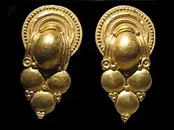 Boucles d'oreilles en grappes de raisin (inv. 13502, 13503)